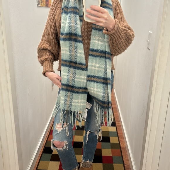 NWT H&M Blue and Tan Plaid Blanket Scarf 71x16 Inches - Picture 4 of 10